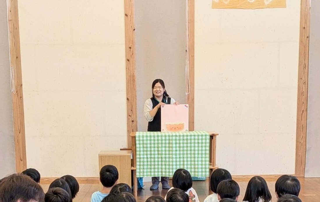 『認定こども園 厳木さくらんぼ』を司書が訪問しました