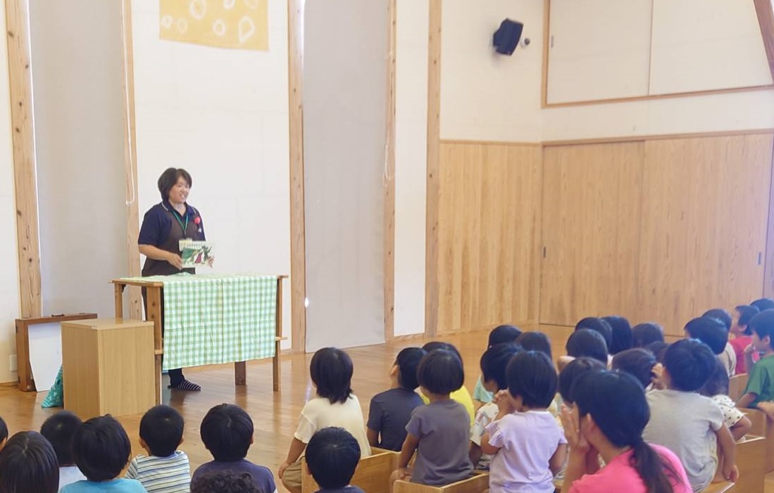 『認定こども園 厳木さくらんぼ』を司書が訪問しました。