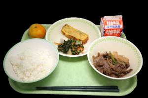佐賀牛やみかんなど唐津の特産品を使用した給食