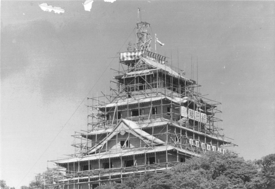 建築中の唐津城天守閣