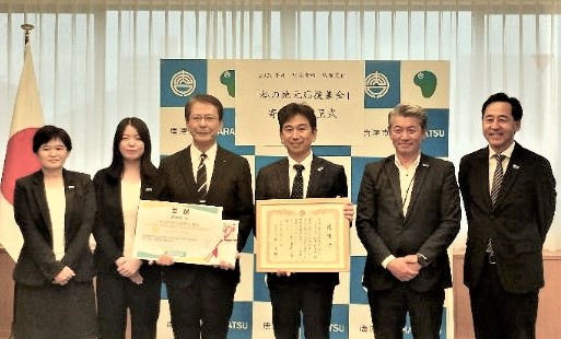 寄付金の受領と感謝状の贈呈写真
