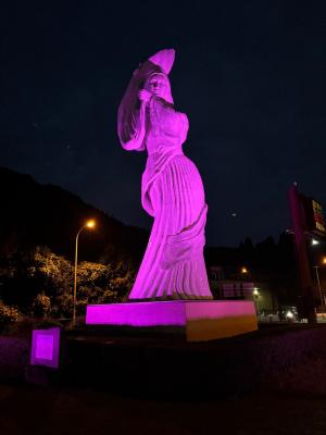 パープルライトアップされた佐用姫像