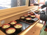 呼子地域婦人会による防災食（餅入り味噌汁）の提供の画像