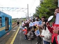 記念の特別一番列車をお迎えの画像