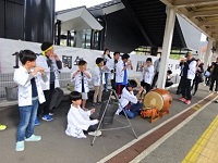 曳山囃子でお出迎えの画像