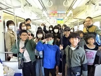 絵画の前で記念撮影の画像