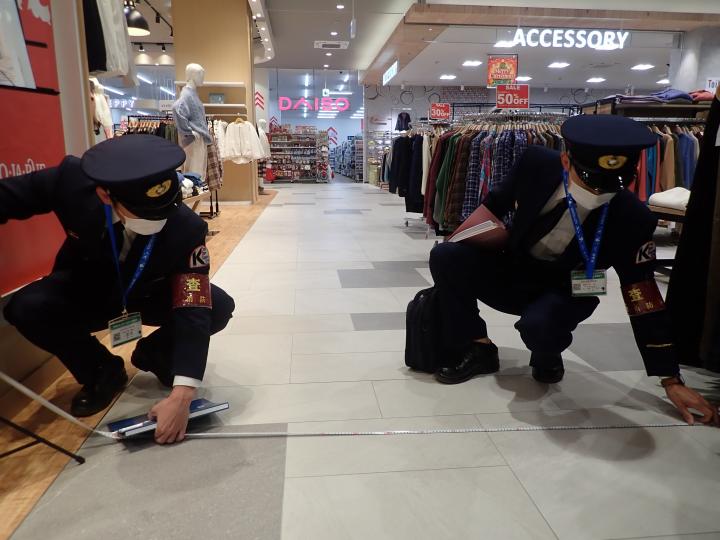 避難通路の幅を確認しています