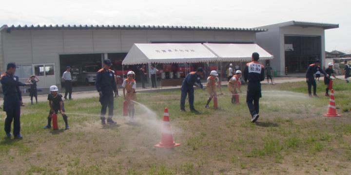 訓練用消火器を使っての消火訓練の様子