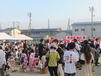 たくさんの人で大にぎわいの画像