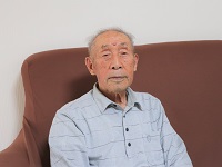 思い出を元気に語られる俊郎さんの画像