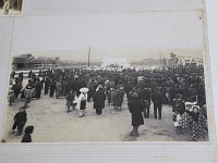 92年前、葬儀には多くの参列者の姿があったの画像