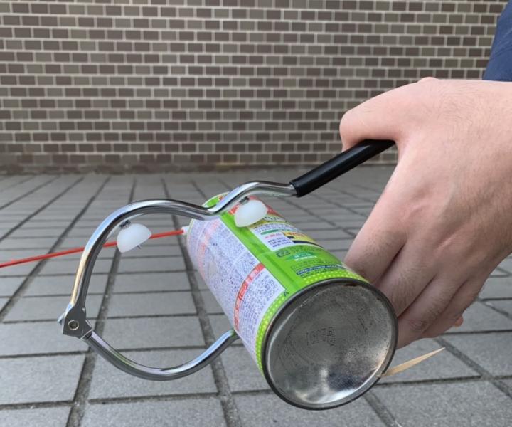 スプレー缶に穴をあけている写真