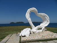 モニュメントから見える海の画像