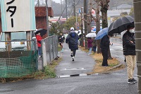 沿道の応援者と出走直前の選手の画像