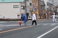 スタートラインの線引きをするスタッフの画像