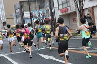 まちなかへ駆け抜けるランナーたちの画像