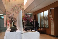 来訪者と交流を深める会員の画像