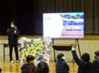小学生時代を話す小島さんの画像