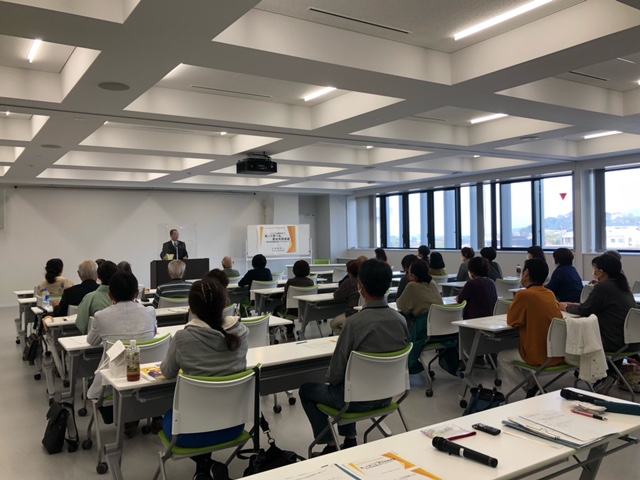 令和4年度唐津市男女共同参画推進講演会「バリバリの熊本弁で！笑って学べる、男女共同参画－男女共同参画社会ってなんだろう？ー」を開催しましたの画像1
