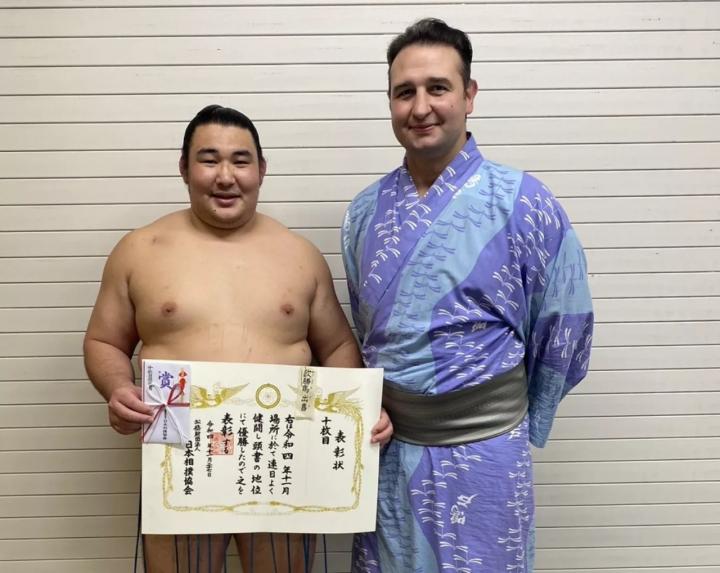 鳴戸部屋の欧勝馬関が令和4年大相撲九州場所で十両初優勝されましたの画像1