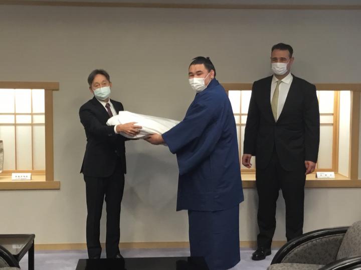 鳴戸部屋初の関取に化粧まわしが贈呈されましたの画像1