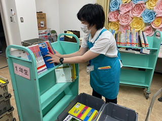 【写真】図書の貸出の様子の画像1
