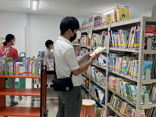 【写真】図書の貸出の様子の画像2