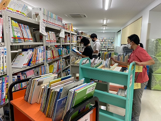 【写真】図書の貸出の様子の画像3