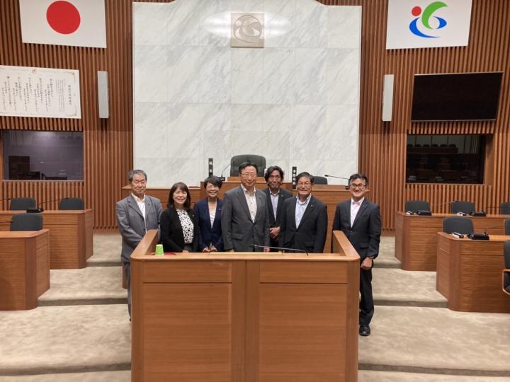 東近江市議会議場の画像
