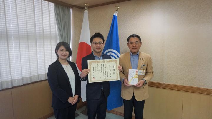 新富商事株式会社様との贈呈式の様子