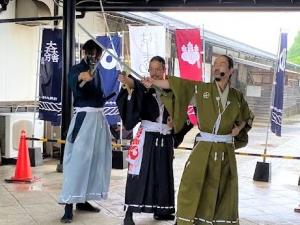 太刀を交えながらの演舞の画像