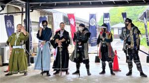 鎮西町の「道の駅桃山天下市」に、勢ぞろいした武将隊の画像