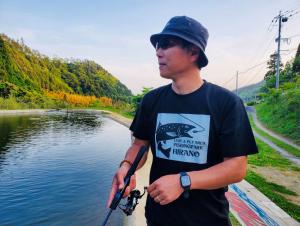 釣りを楽しむ米丸さんの画像