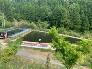左側：養殖場 右側：管理釣り場