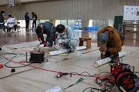 紙に沿ってドリルで穴をあける