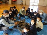 地域の人と種取りの画像
