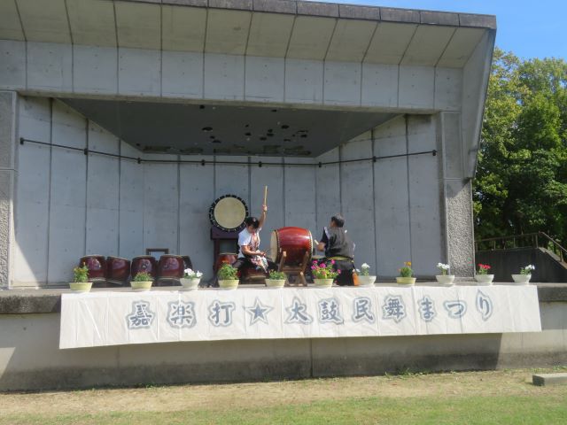 力強い太鼓演奏で開幕