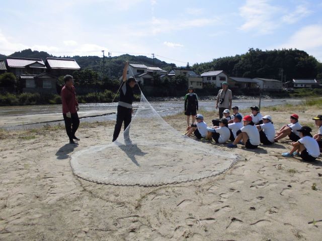 網の持ち方投げ方習う動画