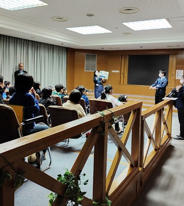 長松小学校の図書館見学(ビデオルーム)