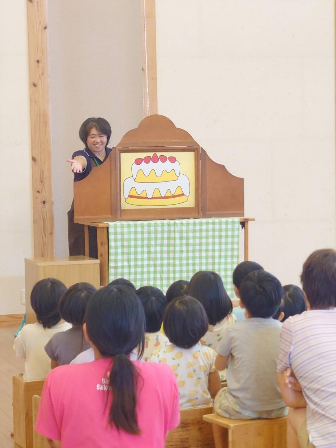 『認定こども園　厳木さくらんぼ』を司書が訪問しました。